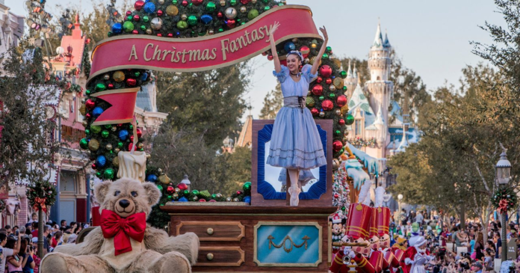 Desfile de invierno Disneyland Resort, bailarina frente al castillo en carro alegórico