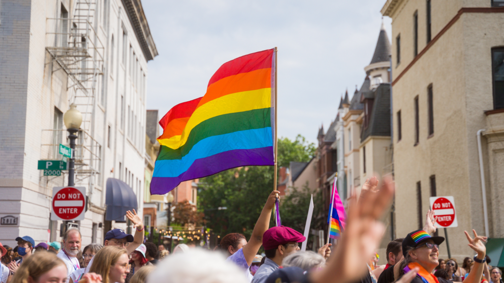 WorldPride 2025 Asiste a "El Manto de la Libertad" en Washington