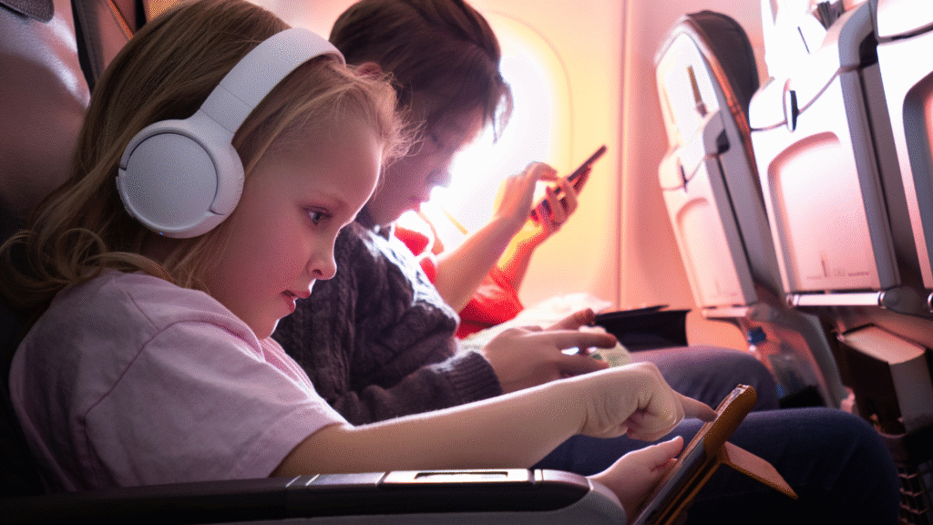 como viajar con niños en avión, trucos para volar con niños, como mantener ocupado a un niño durante un vuelo